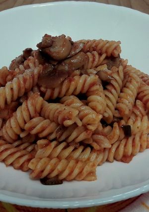 O poză a rețetei Fusilli cu vinete, ciupercuțe și sos de roșii.