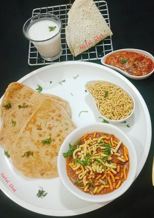 सेव टमाटर सब्जी विथ पराठा रेसिपी मुख्य फोटो