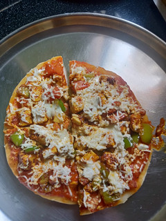 इंस्टेंट बिना यीस्ट पिज़्जा(instant bina yeast pizza reicpe in Hindi) रेसिपी मुख्य फोटो