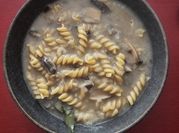 Una foto de pasta strogonoff