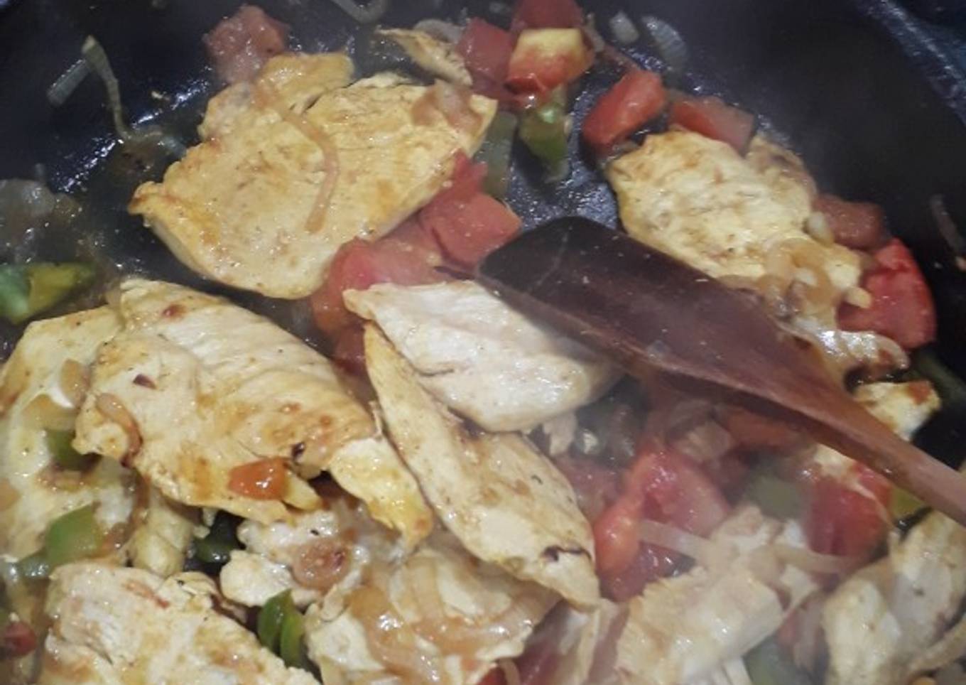 Pollo al curry con vegetales y batatas fritas