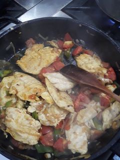 Una foto de Pollo al curry con vegetales y batatas fritas
