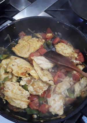 Una foto de Pollo al curry con vegetales y batatas fritas