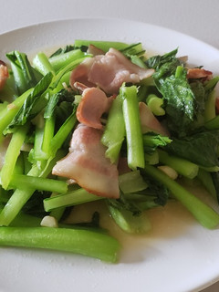 簡易快炒-蒜香培根炒油菜【10分鐘】【臺式】【家常菜】【名字等於材料系列】【下飯】 的食譜成品照片