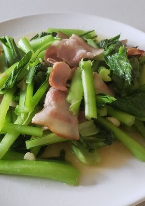 簡易快炒-蒜香培根炒油菜【10分鐘】【臺式】【家常菜】【名字等於材料系列】【下飯】 的食譜成品照片