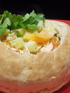Una foto de Cazuela de pollo en pan de campo