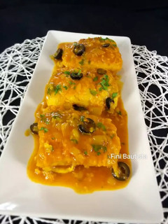 Una foto de Merluza con salsa de cúrcuma