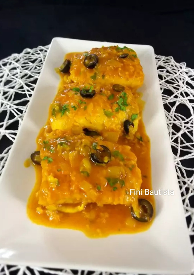 Una foto de Merluza con salsa de cúrcuma