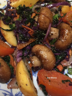 Una foto de Salteado de Kale, Lombarda y Champiñones Portobello