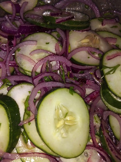 Una foto de Ensalada de pepino y cebolla colorada.