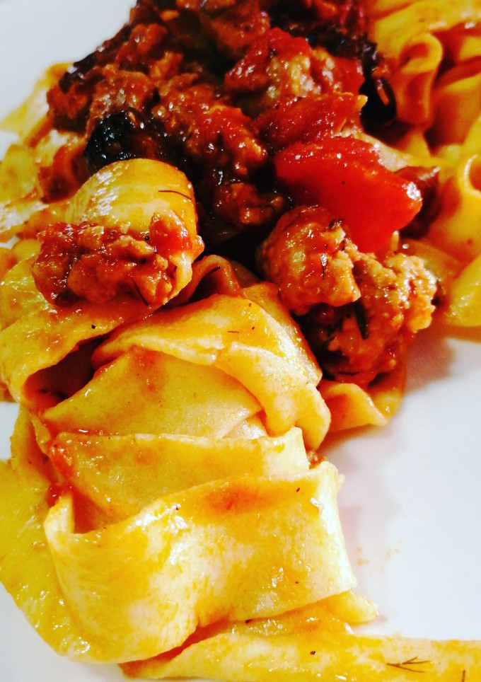 Foto di Parpadelle fresche con salsiccia, melanzana e finocchietto