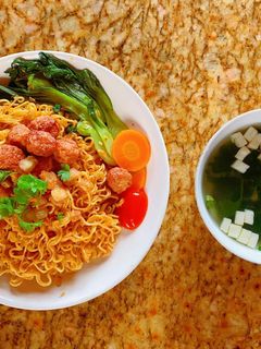 Hình của món Mì trộn cá viên chiên rim nước mắm tỏi.