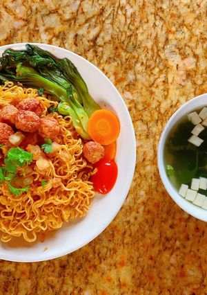 Hình của món Mì trộn cá viên chiên rim nước mắm tỏi.
