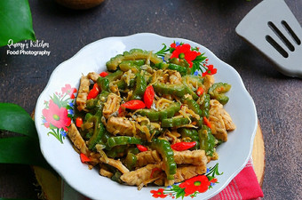 Bagaimana Membuat Tumis Pare Pedas Tabur Teri Medan yang Lezat