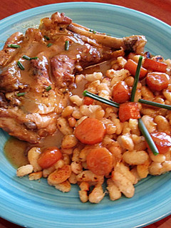 Una foto de Muslo de pollo con alubias