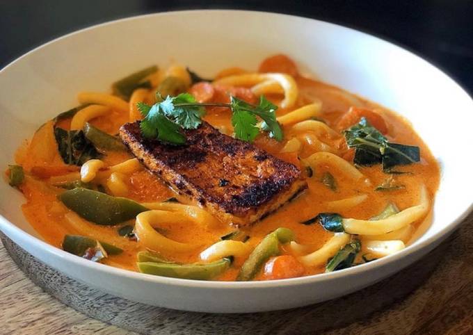 Thai Coconut Red Curry Soup with Udon Noodles, Carrots, Green Bell Pepper, Bok Choy & Blackened Tofu