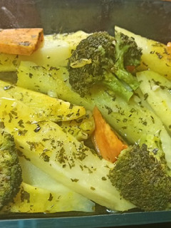 Una foto de Patatas con boniato y brócoli microondas