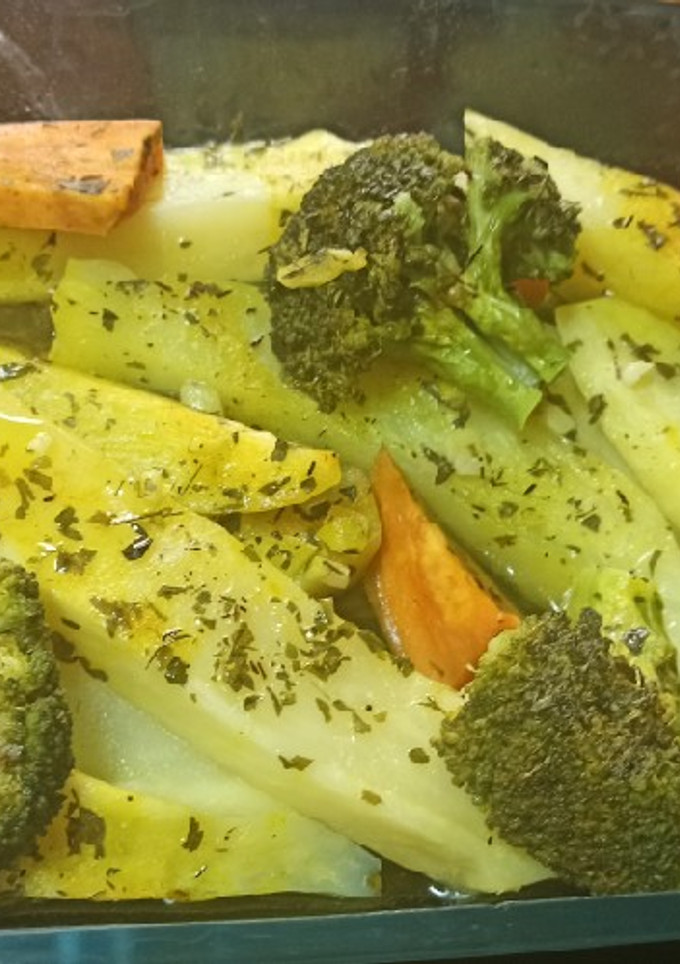 Una foto de Patatas con boniato y brócoli microondas