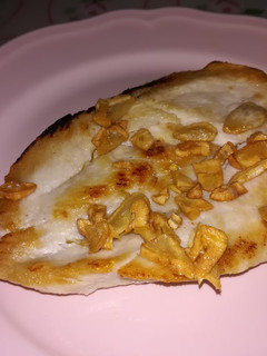 Una foto de Pechuga de pollo a la plancha con ajo crujiente