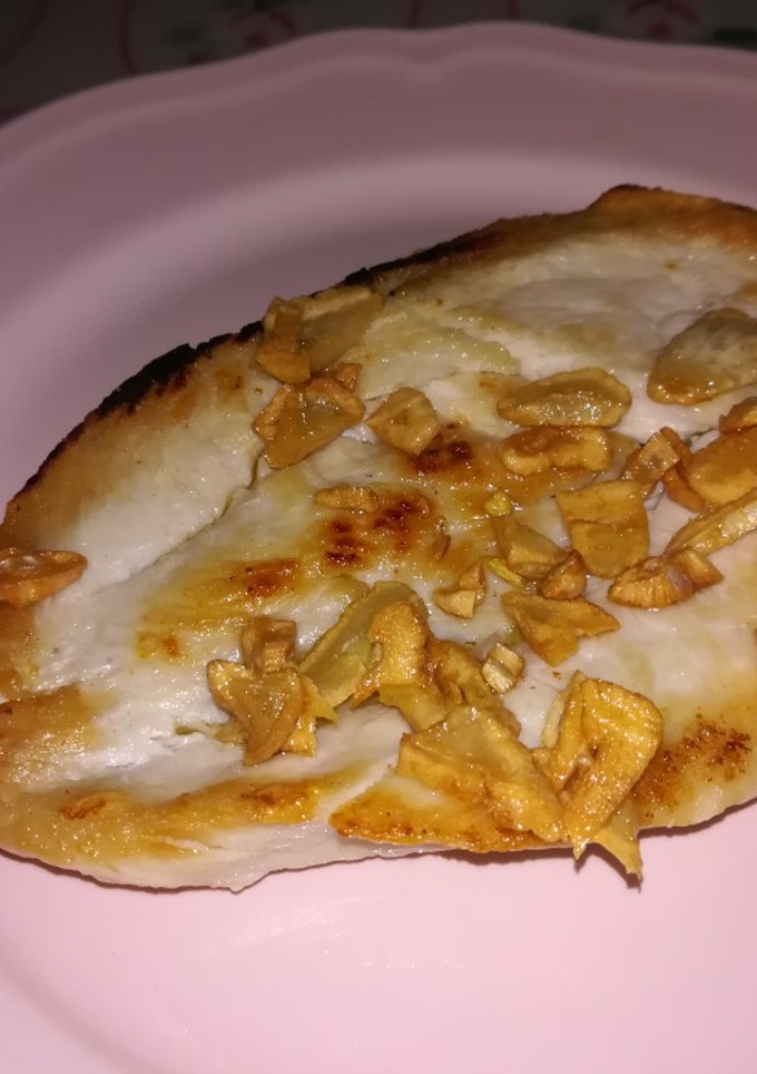 Una foto de Pechuga de pollo a la plancha con ajo crujiente