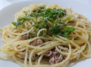 Una foto de Peperoncino con sardinas en aceite y shiso