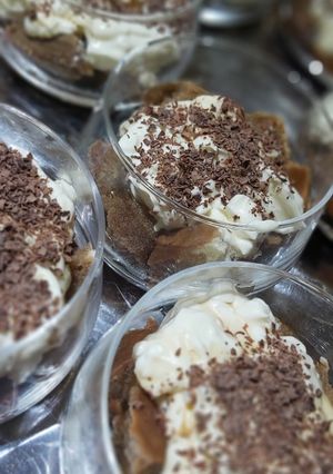 Una foto de Tiramisú con masa de pionono súper fácil