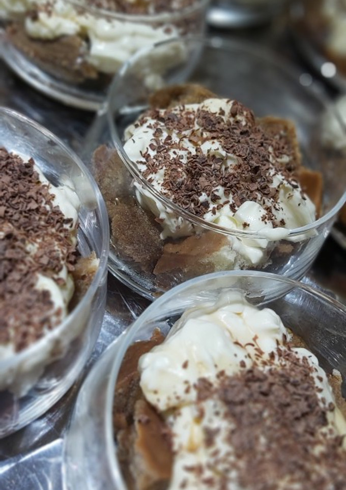 Una foto de Tiramisú con masa de pionono súper fácil