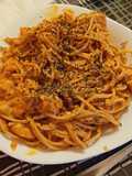Espaguetis cremosos con langostinos