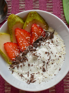 Foto principal de Desayuno saludable de yogur con fresa y pera 🍓🍐