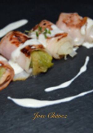 Foto principal de Rollitos de bacón con puerros y salsa queso azul