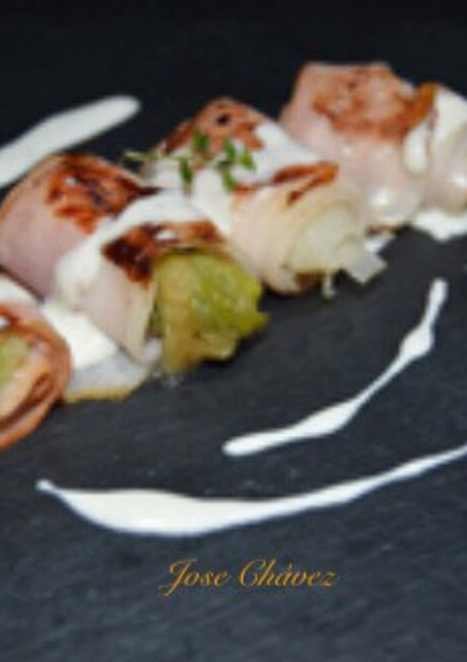 Una foto de Rollitos de bacón con puerros y salsa queso azul