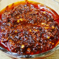 A picture of Rajasthani lasun chutney.