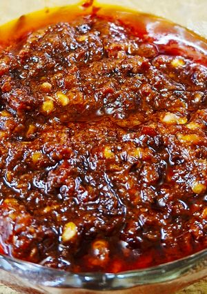 A picture of Rajasthani lasun chutney.