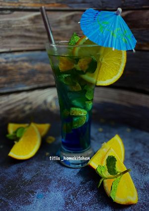 A picture of Citrus Curaçao Punch.