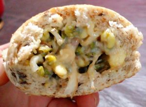 Una foto de Sándwich de germinados/brotes de poroto mungo/soja mung -apto VG