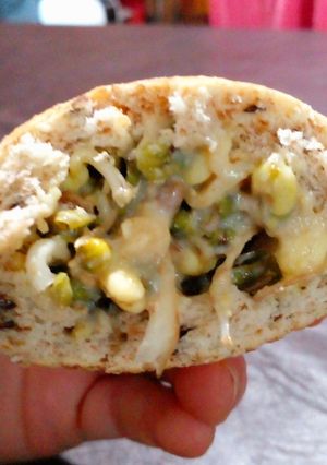 Una foto de Sándwich de germinados/brotes de poroto mungo/soja mung -apto VG
