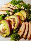 Gefüllte Avocado mit Ei und Bacon