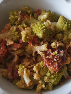 Una foto de Romanescu con jamón y champiñones
