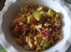 Una foto de Romanescu con jamón y champiñones
