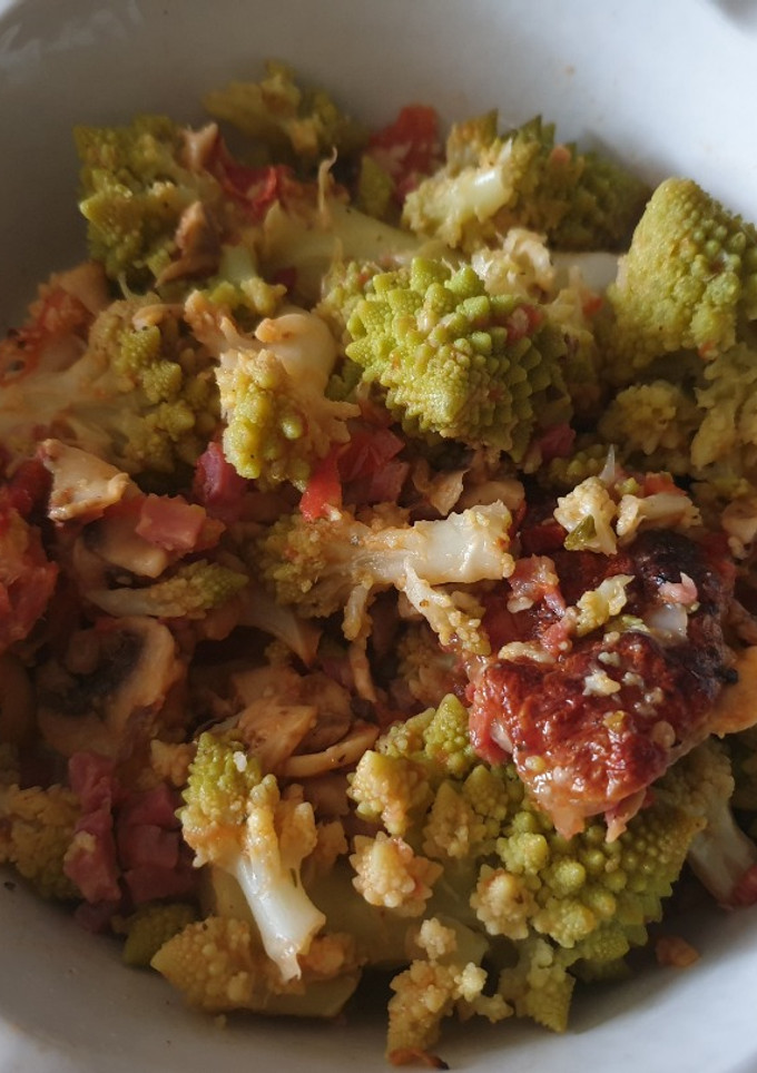 Una foto de Romanescu con jamón y champiñones
