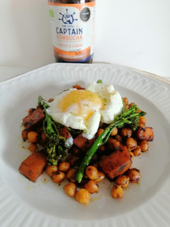 Una foto de Garbanzos salteados con ajo negro y Kombucha