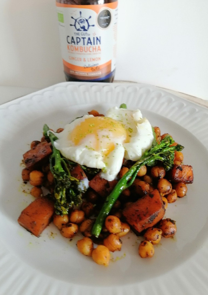 Una foto de Garbanzos salteados con ajo negro y Kombucha