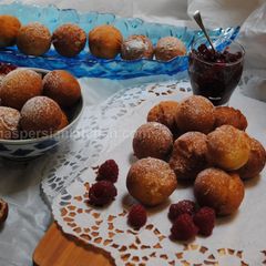 A picture of Ricotta donut balls.