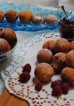 A picture of Ricotta donut balls.