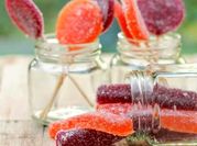 Una foto de gomitas de gelatina de frambuesa