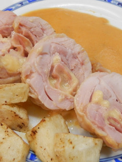 Una foto de Contra muslos de pollo rellenos de jamón y queso en salsa
