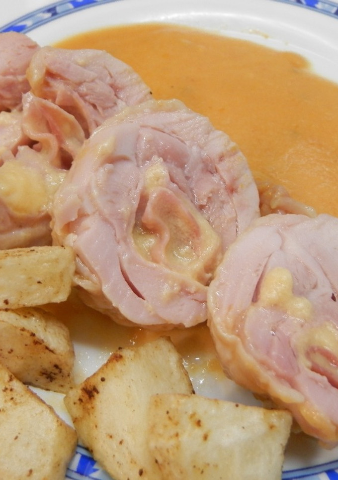 Una foto de Contra muslos de pollo rellenos de jamón y queso en salsa