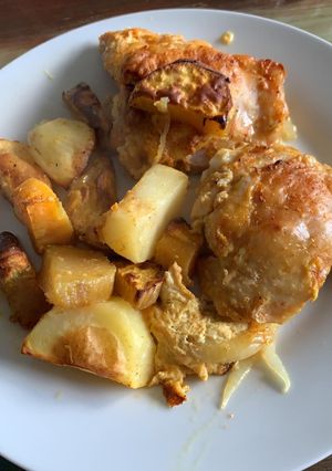 Una foto de Pollo al horno tipo hindú con papas y boniatos