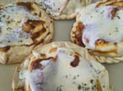 Una foto de empanada con queso cheddar