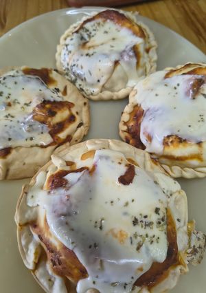 Una foto de Empanadas a la pizza 🍕🍕